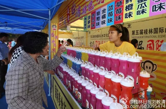 首届桂林国际美食文化展暨桂林地方特色美食展在桂林甲天下广场盛大开幕。