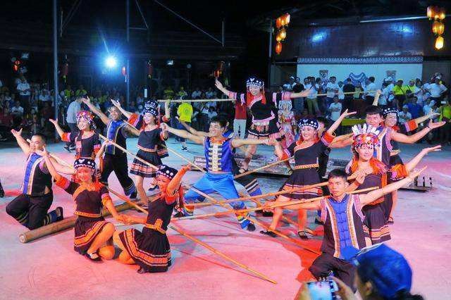 德天跨国瀑布•明仕田园•通灵峡谷•巴马长寿村•仁寿源•长桌宴•篝火晚会 3天2晚纯玩游